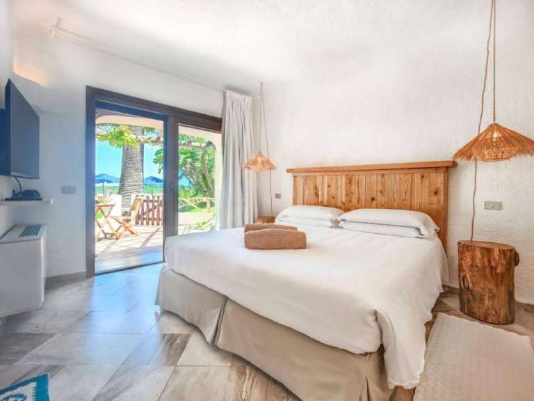 Ein Schlafzimmer mit einem Bett und einem Fernseher
