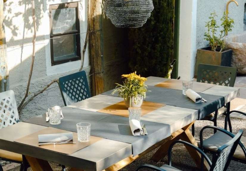 Ein Tisch mit einem Blumentopf auf dem Tisch