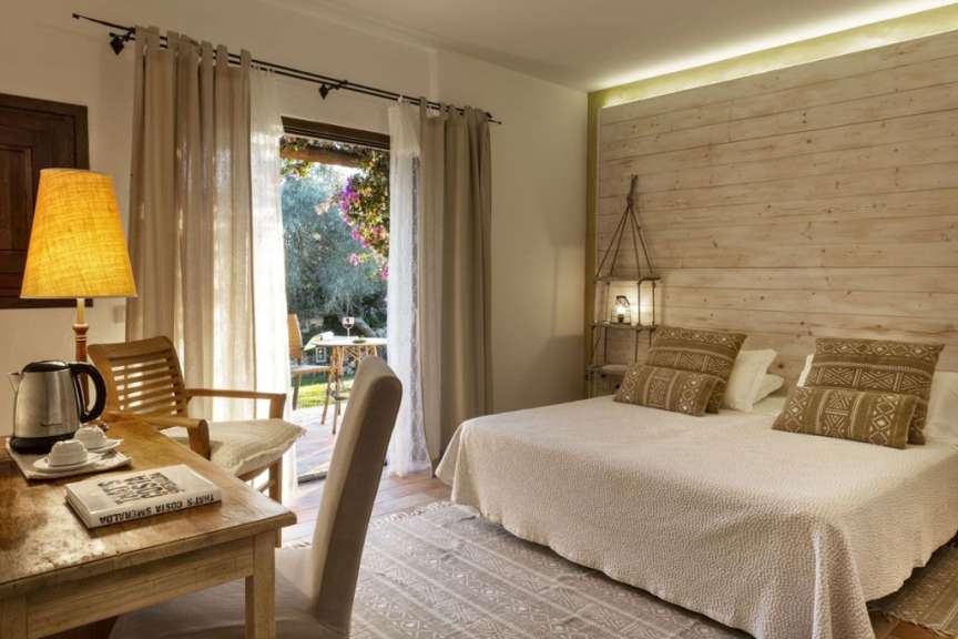 Ein Schlafzimmer mit einem Bett und einem Schreibtisch