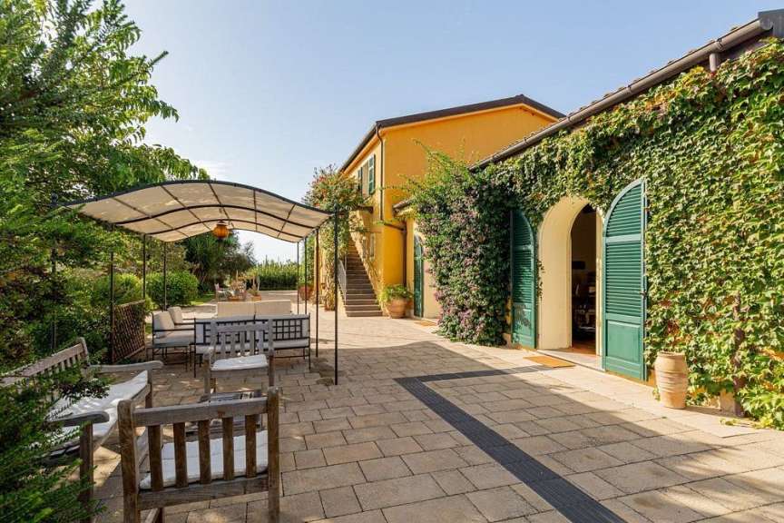 Eine Terrasse mit einem Tisch und Stühlen und einem Zelt