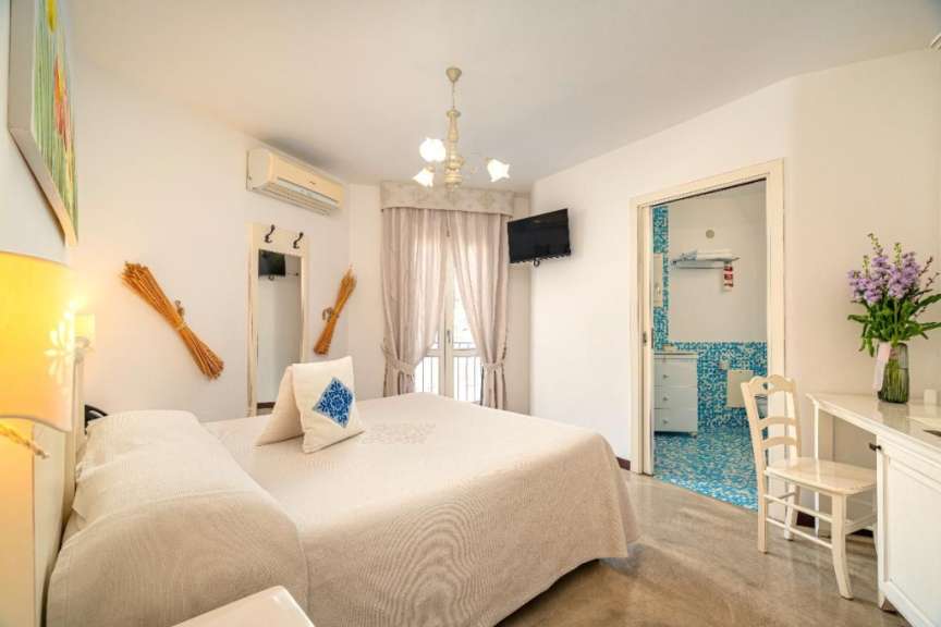 Ein Schlafzimmer mit einem Bett und einem Stuhl
