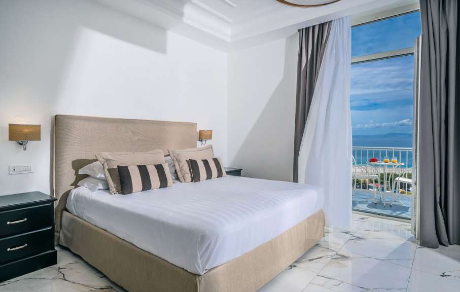 Ein Hotelzimmer mit einem großen Bett und einem Balkon