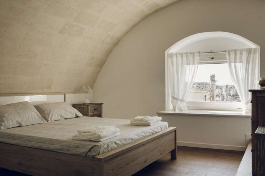 Ein Schlafzimmer mit einem Bett und einem Fenster
