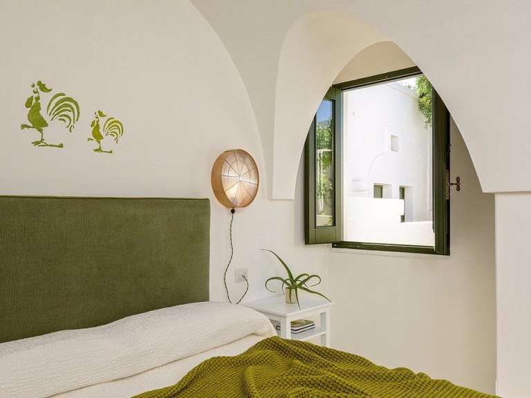 Ein Schlafzimmer mit einem Bett und einem Fenster