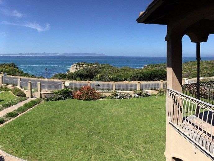 Ein Balkon mit Blick auf den Ozean