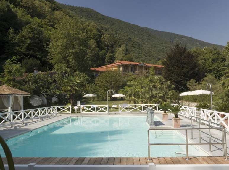 Ein großer Swimmingpool mit einem Haus im Hintergrund
