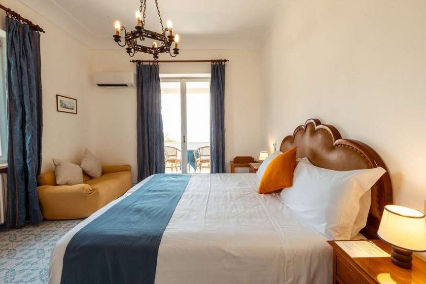 Ein Schlafzimmer mit einem großen Bett und einer Couch