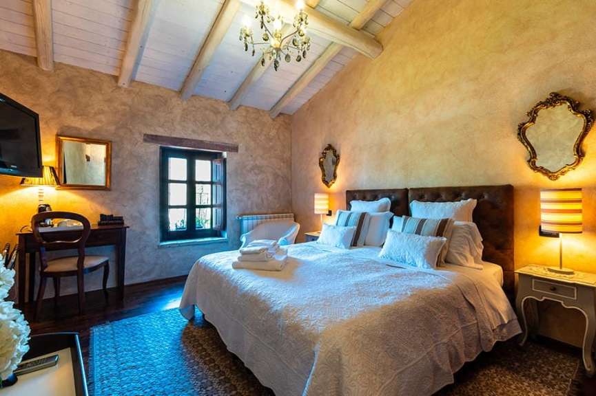 Ein Schlafzimmer mit einem Bett und zwei Spiegeln
