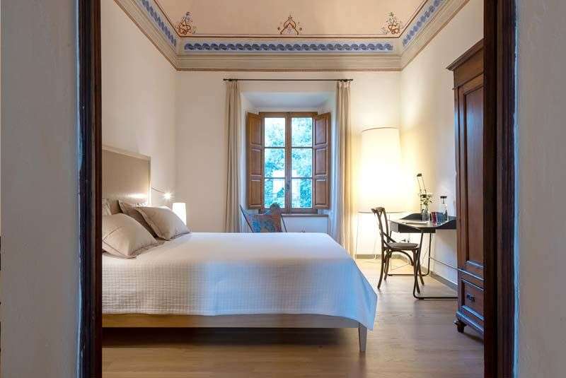 Ein Schlafzimmer mit einem Bett und einem Schreibtisch