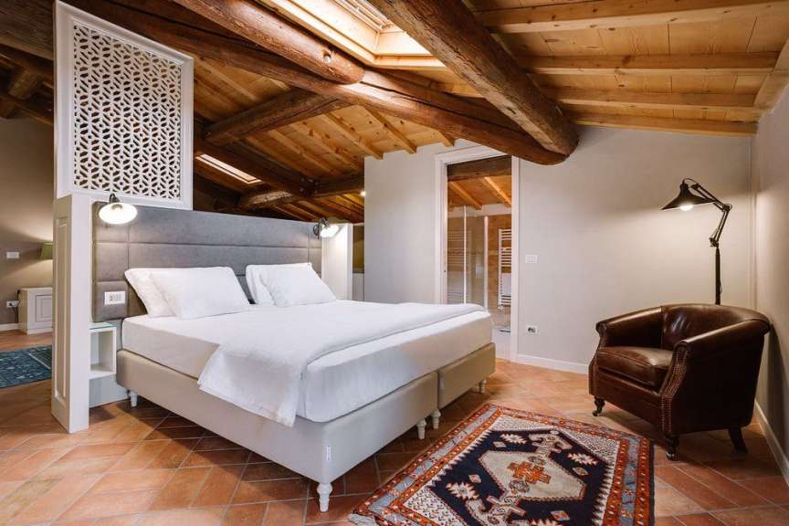 Ein Schlafzimmer mit einem Bett und einem Stuhl