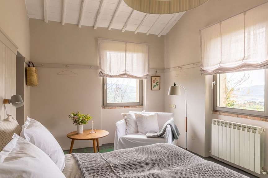 Ein Schlafzimmer mit einem Bett und einem Stuhl