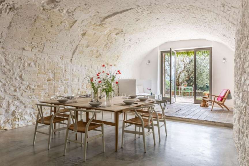 Ein Esszimmer mit einem Tisch und Stühlen