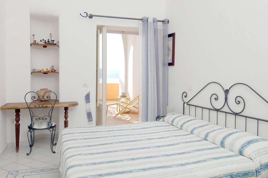 Ein weißes Schlafzimmer mit einem Bett und einem Tisch