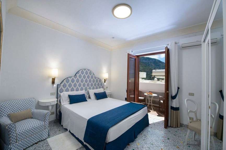 Ein Schlafzimmer mit einem Bett und einem Stuhl