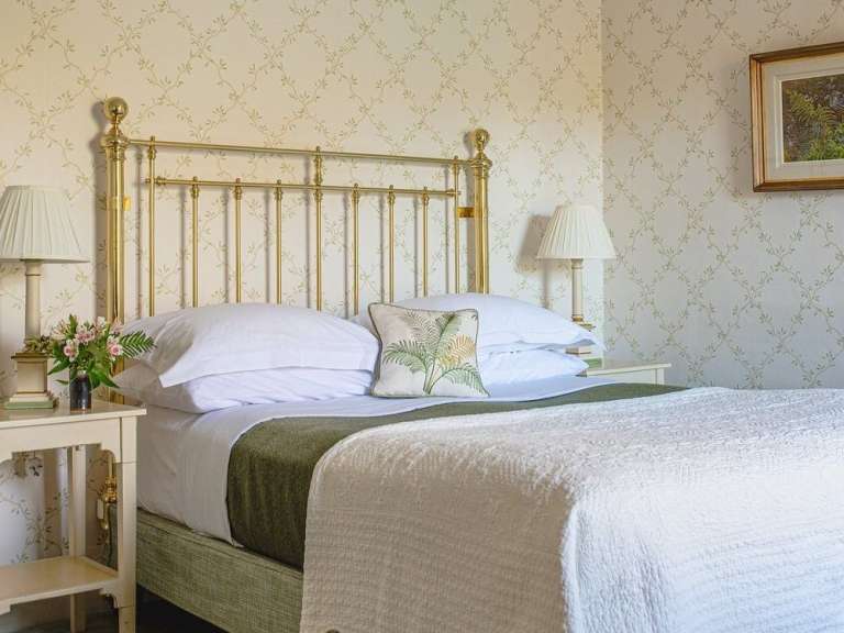 Ein Schlafzimmer mit einem Bett und zwei Nachttischen