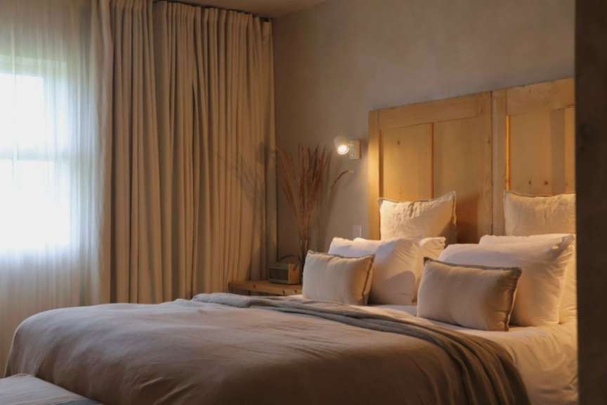 Ein Schlafzimmer mit einem Bett und einem Holzkopfteil