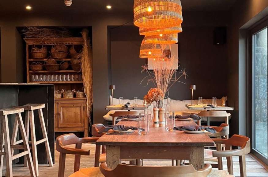 Ein Esszimmer mit einem Tisch und Stühlen