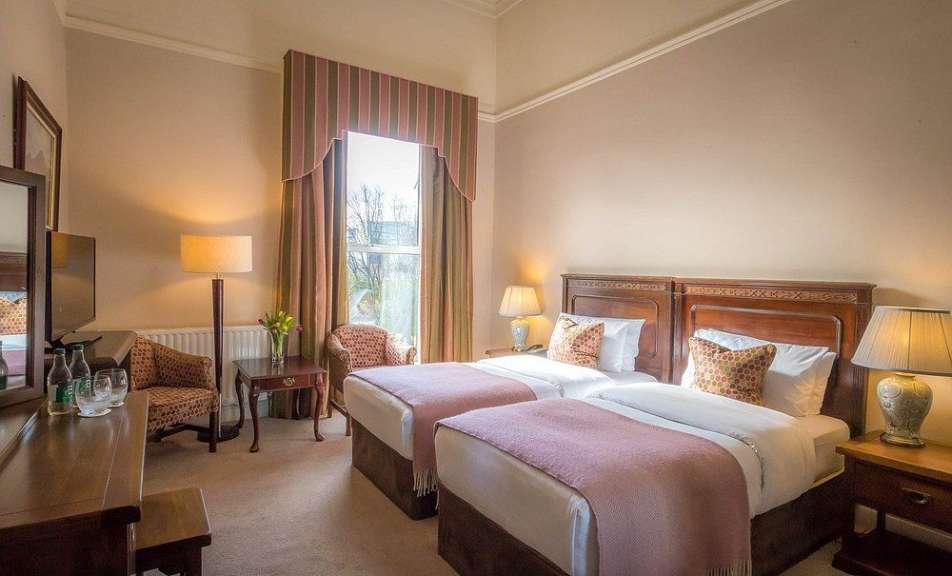 Ein Hotelzimmer mit zwei Betten und einem Stuhl
