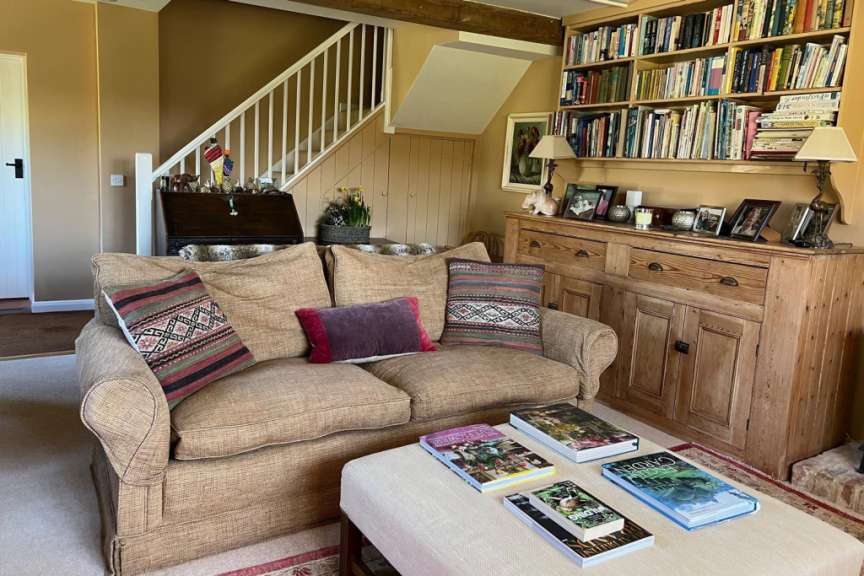 Ein Wohnzimmer mit einem Couchtisch und Büchern darauf