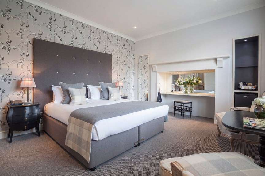 Ein Hotelzimmer mit einem Bett und einem Tisch