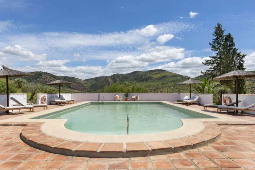Ein großer Swimmingpool mit Blick auf die Berge