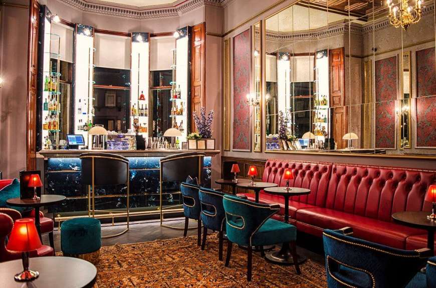 Ein Wohnzimmer mit roten und blauen Möbeln und einer Bar