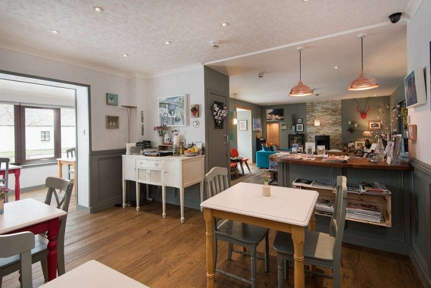 Ein Esszimmer mit Tischen und Stühlen und einer Bar