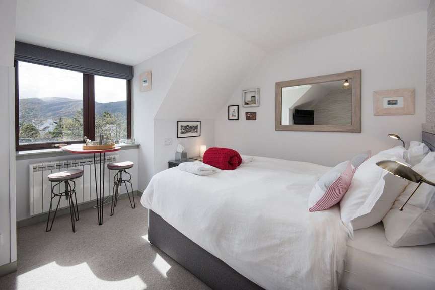 Ein Schlafzimmer mit einem Bett und einem Tisch