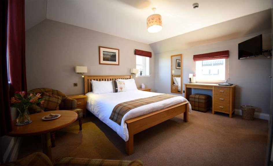 Ein Hotelzimmer mit einem Bett und einem Stuhl