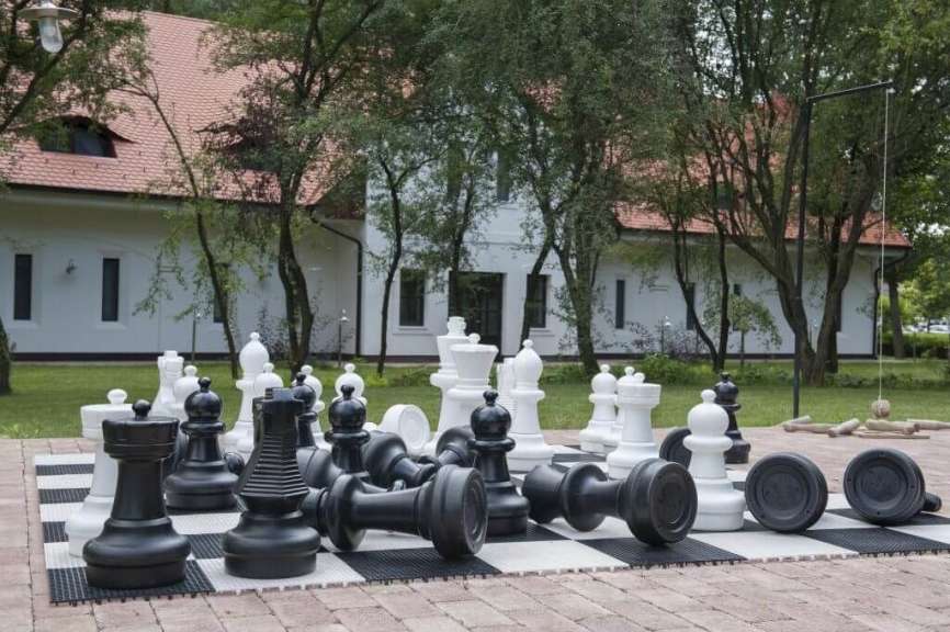 Ein riesiges Schachbrett mit schwarzen und weißen Schachfiguren