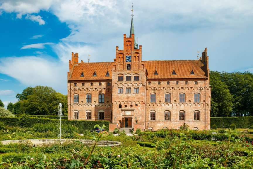 Ein großes rotes Backsteingebäude mit einem Uhrturm