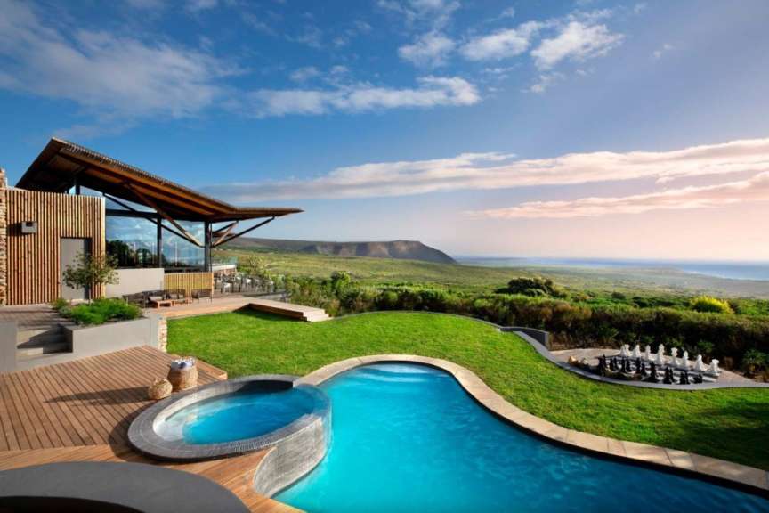 Ein Haus mit einem Pool und einem Schachspiel im Vordergrund