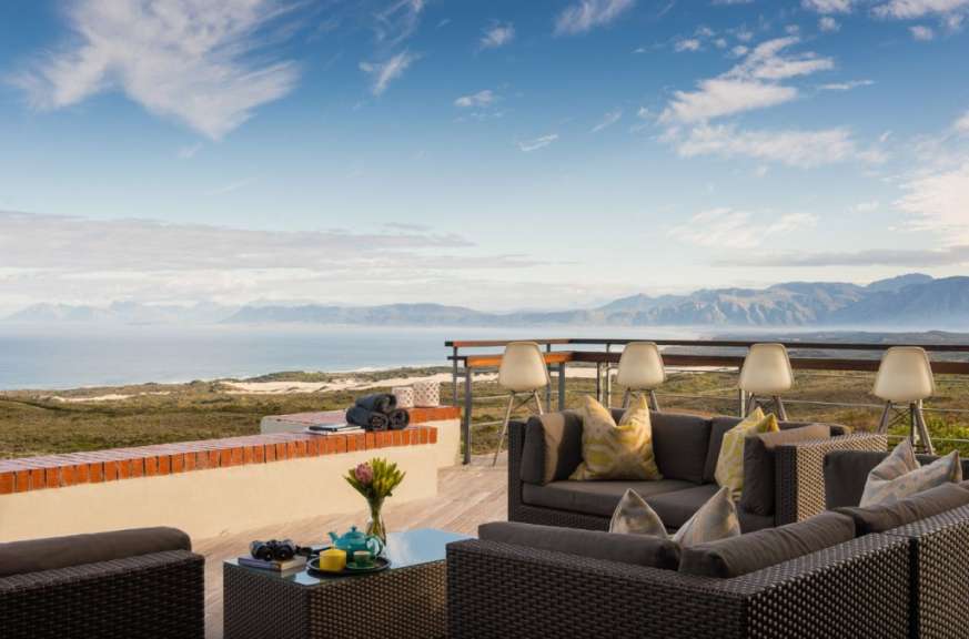 Eine Terrasse mit Blick auf das Meer und die Berge