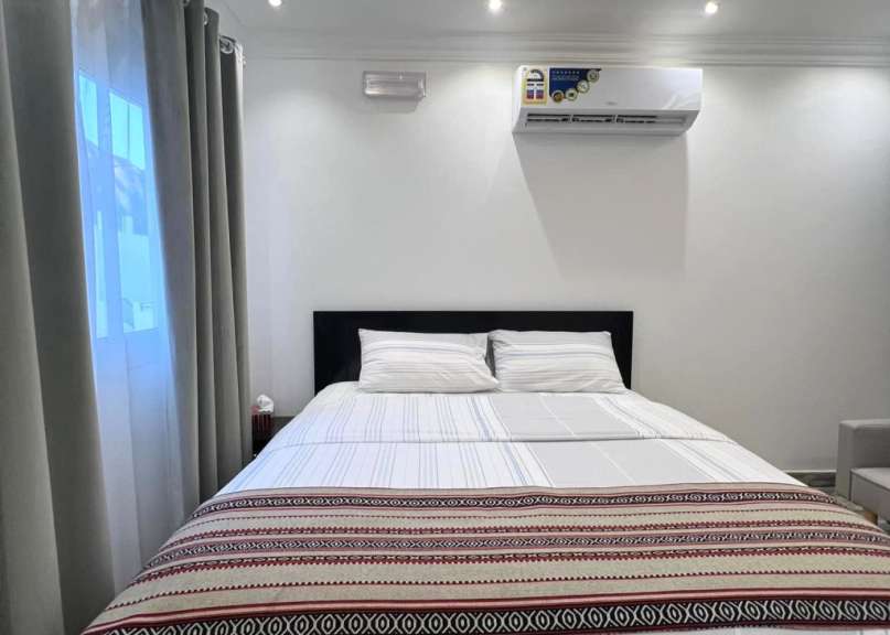 Ein Schlafzimmer mit einem Bett und einem Deckenventilator