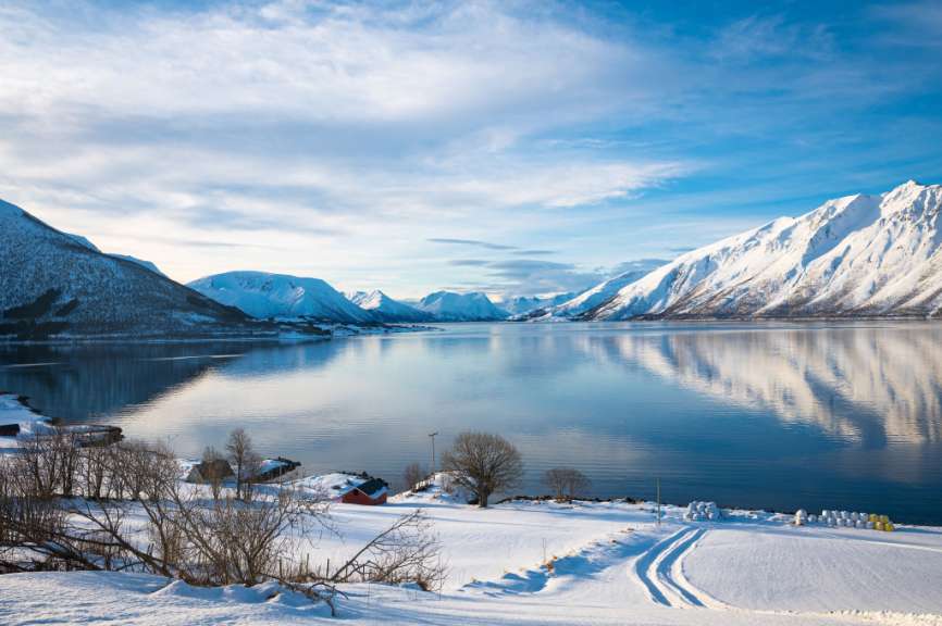 Ein schneebedeckter See mit Bergen im Hintergrund