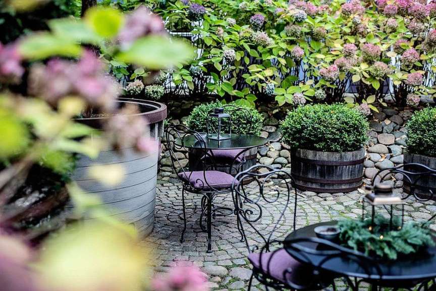 Ein Tisch und Stühle auf einem Steinterrassenplatz