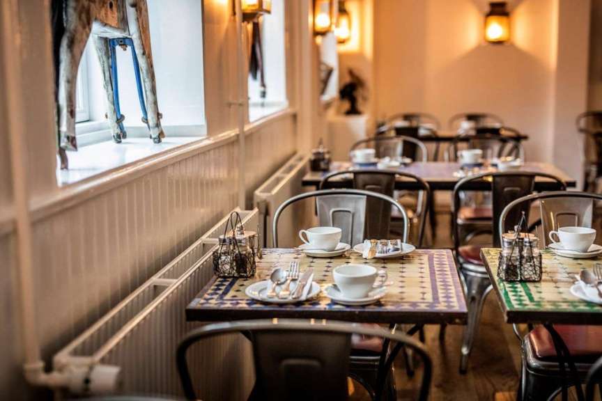 Eine Reihe von Tischen und Stühlen in einem Restaurant