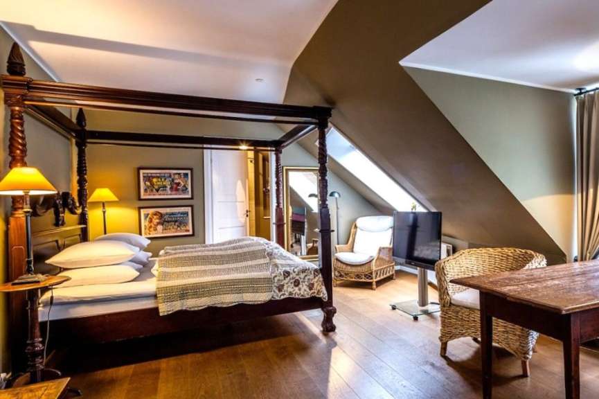 Ein Schlafzimmer mit einem Himmelbett und einem Tisch