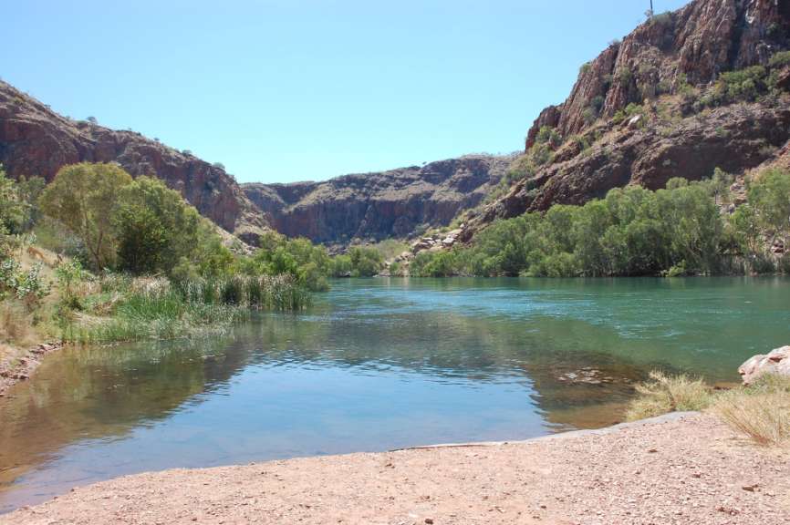 Ein Fluss , der durch eine Schlucht fließt
