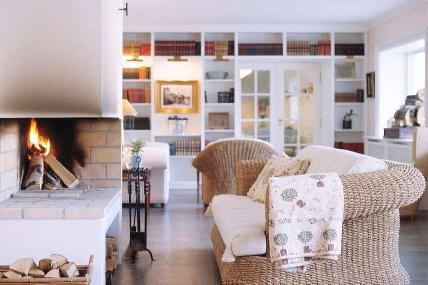 Ein Wohnzimmer mit Couch und Stühlen und einem Kamin