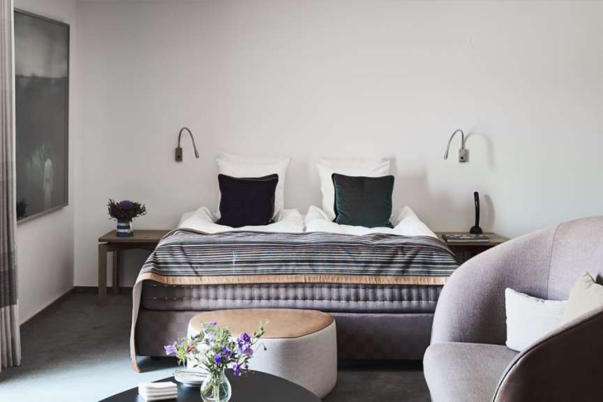 Ein Schlafzimmer mit einem Bett und einem Stuhl