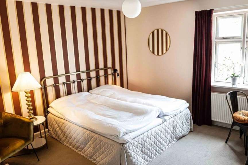 Ein Schlafzimmer mit einem Bett und einer Lampe