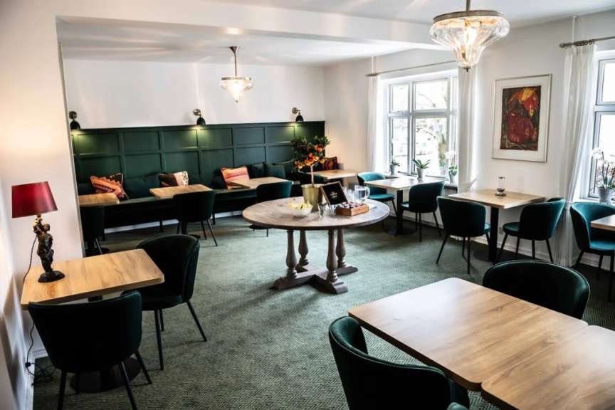 Ein Wohnzimmer mit vielen Tischen und Stühlen