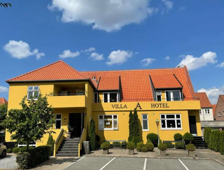 Ein gelbes Gebäude mit der Aufschrift villa a hotel darauf