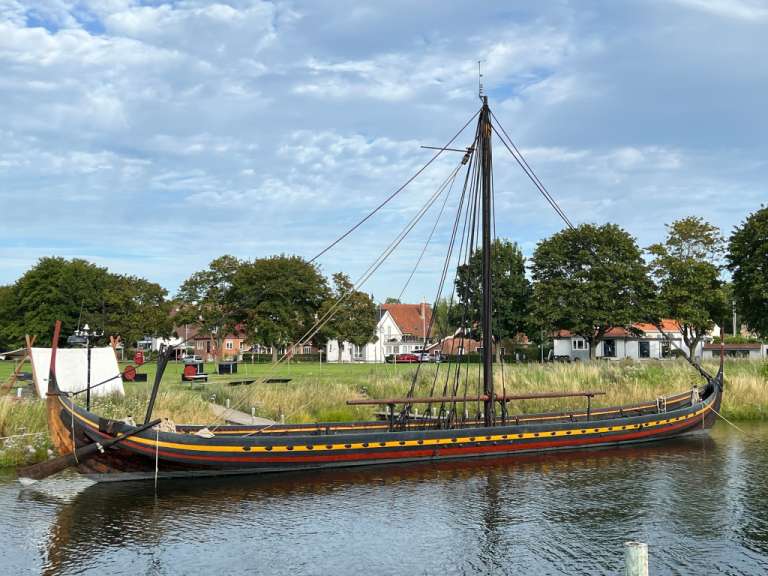 Ein großes Boot schwimmt in einem Fluss