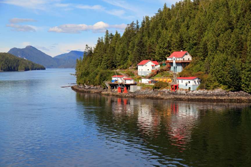 Eine Gruppe von Häusern am Ufer eines Sees