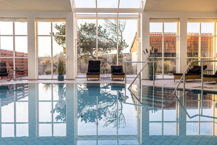 Ein großer Swimmingpool in einem Hotel mit vielen Fenstern