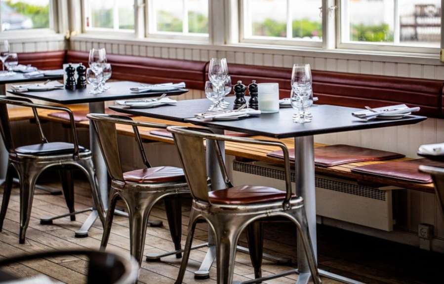 Eine Reihe von Tischen und Stühlen in einem Restaurant
