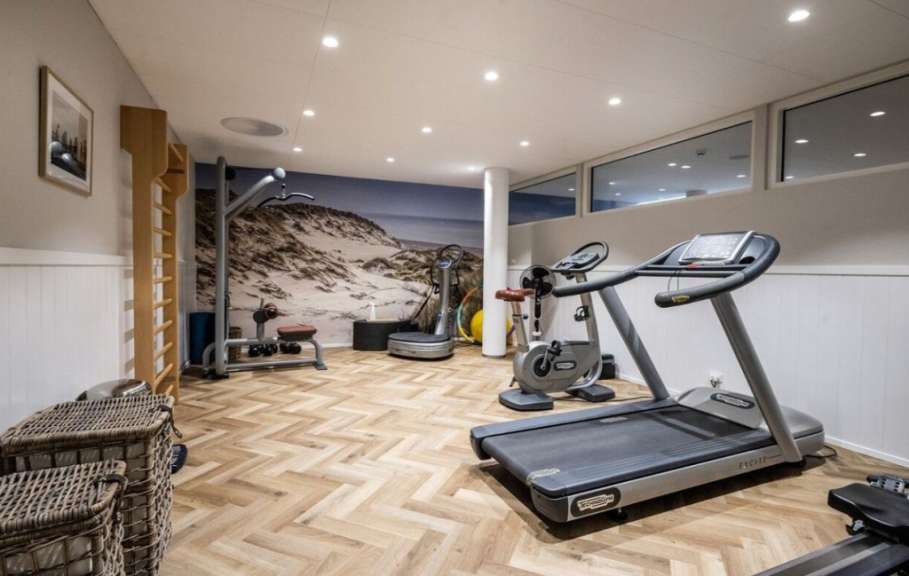 Ein Fitnessstudio mit Laufband und Fahrrad