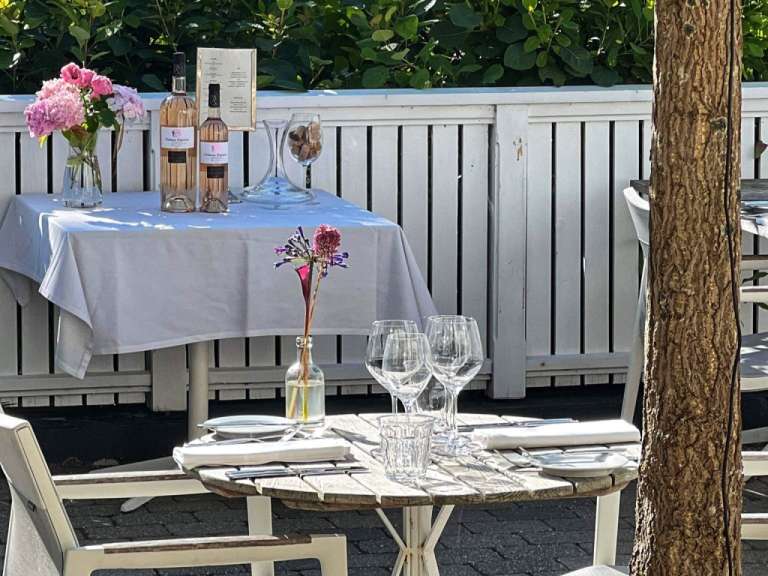 Auf einem tisch steht eine flasche roséwein